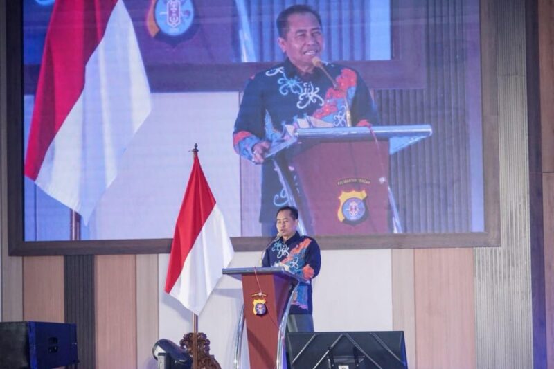 SAMBUTAN-Ketua IKA SPS UNNES, Irjen Pol Dr Susilo Teguh R, M.Si saat menyampaikan materi hasil Kajian tentang Potret Lalu Lintas Kalimantan Tengah pada acara Rapat Kerja Forum Lalu Lintas Angkutan Jalan Tingkat Daerah Kalteng tahun 2026, Rabu (13/5). . (Foto Ist).