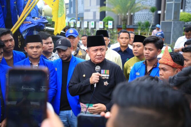 Gubernur Herman Deru Temui Massa PMII, Tegaskan Komitmen Transparansi Anggaran dan Perbaikan Infrastruktur