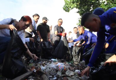 Wamendagri Bima Arya Pimpin Gerakan Bersih Pantai di Lombok Barat
