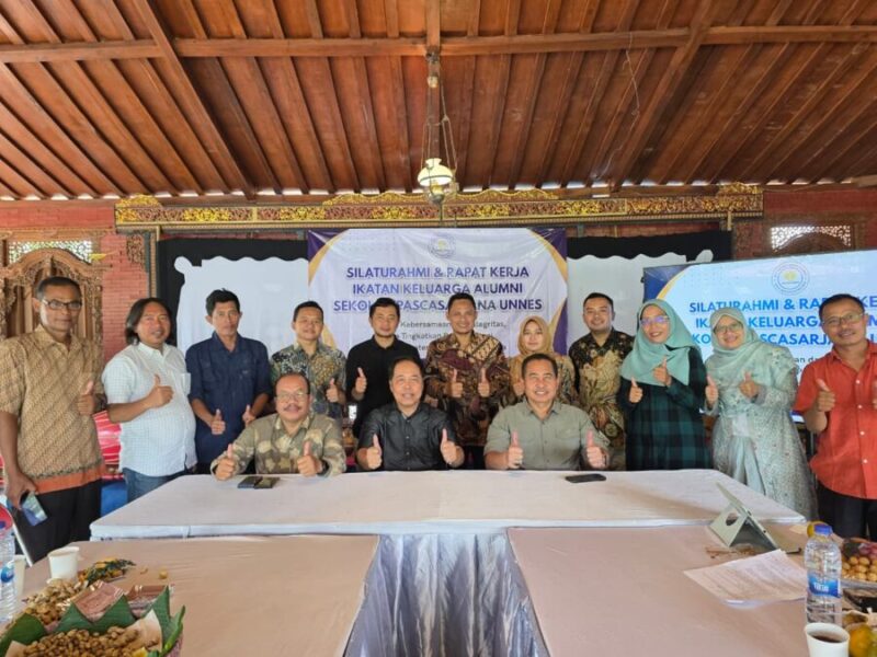 FOTO BERSAMA-Ketua IKA SPS UNNES, Irjen Pol Dr Susilo Teguh R, M.Si (duduk depan paling kiri) foto bersama para Pengurus, usai Silaturahim dan Rapat Kerja. (Foto Ist).