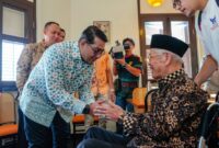 Menteri Ekonomi Kreatif, Teuku Riefky Harsya, bersama pendiri sekaligus pemilik jaringan Restoran Sederhana, H. Bustamam, saat peresmian Restoran Sederhana Singapura yang berlokasi di kawasan Kampong Glam, Singapura, Minggu (14/6/2026).