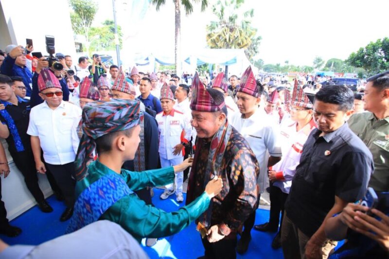 Gubernur Sumsel H. Herman Deru bersama Jamintel Kejagung RI didampingi panitia dan tokoh adat saat tiba di lokasi acara, disambut hangat dengan pengalungan syal khas daerah dan tarian tradisional sebagai bentuk penghormatan.