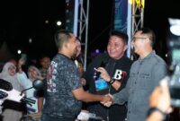 Suasana penuh keakraban saat penyerahan hadiah kepada peserta dalam rangkaian kegiatan hiburan malam.
