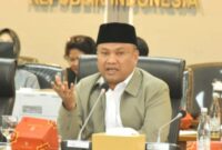 mengabadikan momen saat politikus Partai Gerindra, Sugiat Santoso, menyampaikan intervensi dan catatan penting di sela-sela rapat kerja anggota dewan. Beliau menyampaikan bahwa evaluasi terhadap program Latsarmil merupakan hal yang wajar demi peningkatan mutu dan kualitas pelaksanaan ke depan.