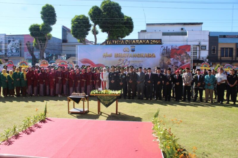 Kapolres Wonosobo AKBP M. Kasim Akbar Bantilan (tengah) didampingi jajaran Polres dan Bhayangkari berfoto bersama Dandim 0707/Wonosobo Letkol Inf Yoyok Suyitno beserta rombongan Kodim dalam peringatan HUT Bhayangkara ke-80 di Wonosobo