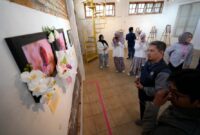Pengunjung menyaksikan pameran foto yang digelar oleh UKM RPC UMY