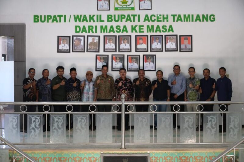 Abdul Harris Bobihoe bersama jajaran Pemerintah Kota Bekasi dan Pemerintah Kabupaten Aceh Tamiang berfoto bersama saat kunjungan kerja di Kantor Bupati Aceh Tamiang
