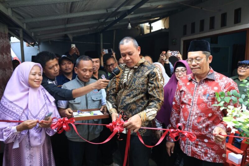  Tri Adhianto memotong pita merah saat meresmikan hasil pembangunan program Rumah Tidak Layak Huni di Kecamatan Pondok Gede