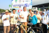 Walikota bekasi foto bersama para reawan sosial dalam acara hut hari ulang tahun sosial (PSM) di plaza candrabraga