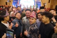 Gubernur Sumatera Selatan  berfoto bersama para mahasiswa asal Sumsel di The Alana Hotel and Convention Center, Yogyakarta