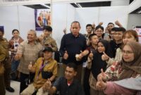 Wali Kota Bekasi foto bersama pencari kerja dan perwakilan perusahaan saat membuka Job Fair Kota Bekasi 2026 di Mega Bekasi