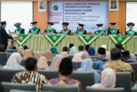 Dr. Muhammad Faizar H. M. Pd menerima ijazah Doktor Psikologi Pendidikan Islam dari ketua sidang ujian terbuka, Prof. Erna Rochmawati, Ns., MNSc.,M.Med.Ed., Ph. D