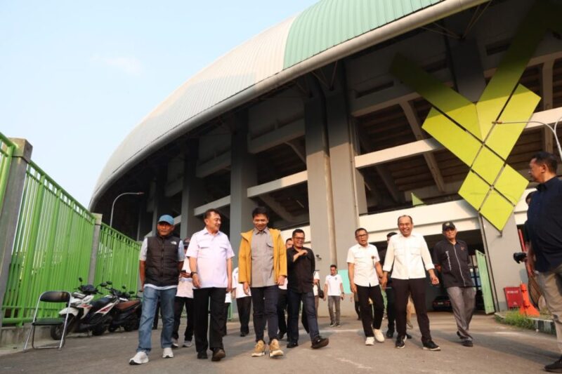 Wakil Wali Kota Bekasi bersama jajaran Pemerintah Provinsi Jawa Barat meninjau Stadion Patriot Candrabhaga sebagai bagian dari pengecekan kesiapan venue jelang Pekan Olahraga Provinsi (Porprov) XV Jawa Barat
