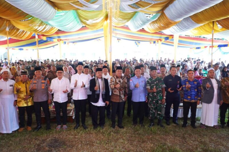 H. Cik Ujang melakukan foto bersama dengan jajaran pimpinan pondok pesantren, unsur Forkopimda Kabupaten PALI