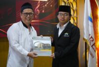 Foto Dekan Fakultas Teknik menyerahkan sertifikat kelulusan program pembinaan kepada salah satu residen putra Unires UMY dari Fakultas Teknik