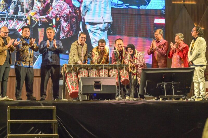 Menteri Ekonomi Kreatif/Kepala Badan Ekonomi Kreatif,Teuku Riefky Harsya bersama Wakil Ketua Komisi VII DPR RI, Lamhot Sinaga saat membuka acara pagelaran opera dan konser musik bertajuk Tona Sian Huta di Gedung Jetun Silangit, Tapanuli Utara, Sumatera Utara, Sabtu (11/07/2026)