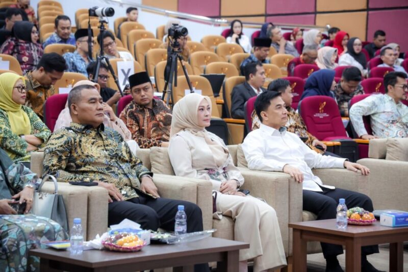 Achmad Dimyati Natakusumah saat menghadiri Sidang Terbuka Promosi Doktor Ali Faisal di Auditorium Kampus UIN SMH Banten