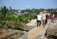 Menteri Transmigrasi meninjau area budidaya tanaman pangan lokal bersama pengelola saat kunjungan kerja ke demplot pisang Edo Farm di Sentul, Bogor, Jawa Barat