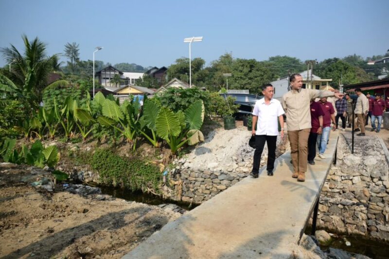 Menteri Transmigrasi meninjau area budidaya tanaman pangan lokal bersama pengelola saat kunjungan kerja ke demplot pisang Edo Farm di Sentul, Bogor, Jawa Barat