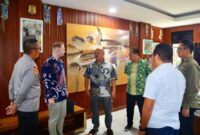 BINCANG-BINCANG-Tampak Komjend Pol Prof Dr Cryshnanda, Ka STIK-PTIK, IJP Dr Eko Rudi Sudarto, M.Si, Kasatgas Pusat Studi Kepolisian, IJP Dr Susilo Teguh R, M.Si, Dr Eduardus Lemanto dan Dr Lubis, bincang-bincang dengan Dr Nikita Kuklin dari Rusia. (Foto Ist).