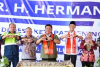 Dr. H. Herman Deru bersama jajaran pejabat daerah berfoto bersama saat meresmikan Gedung SMA Negeri Ketapat Bening di Desa Ketapat Bening
