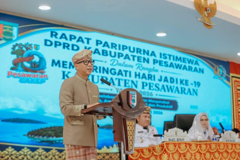 Gubernur Lampung menyampaikan sambutan pada Rapat Paripurna Istimewa Hari Jadi ke-19 Kabupaten Pesawaran di Gedung Serba Guna (GSG) Pemerintah Kabupaten Pesawaran, Jumat (17/7/2026)