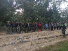 TMMD Ke-129 Hari Ke-5, Satgas Kodim 0601/Pandeglang Kebut Pengerasan Jalan di Desa Pasirgadung TMMD Ke-129 Hari Ke-5, Satgas Kodim 0601/Pandeglang Kebut Pengerasan Jalan di Desa Pasirgadung