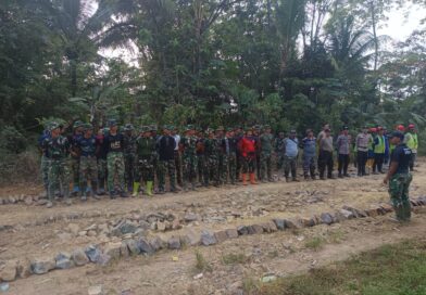 TMMD Ke-129 Hari Ke-5, Satgas Kodim 0601/Pandeglang Kebut Pengerasan Jalan di Desa Pasirgadung TMMD Ke-129 Hari Ke-5, Satgas Kodim 0601/Pandeglang Kebut Pengerasan Jalan di Desa Pasirgadung