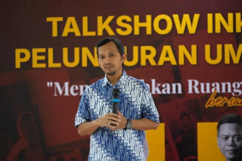Foto Sekretaris UMY, Dr. Bachtiar Kurniawan saat menyampaikan sambutan dalam acara Talkshow Inklusivitas dan Launching UMY Magz ke-7 di public space Perpustakaan UMY