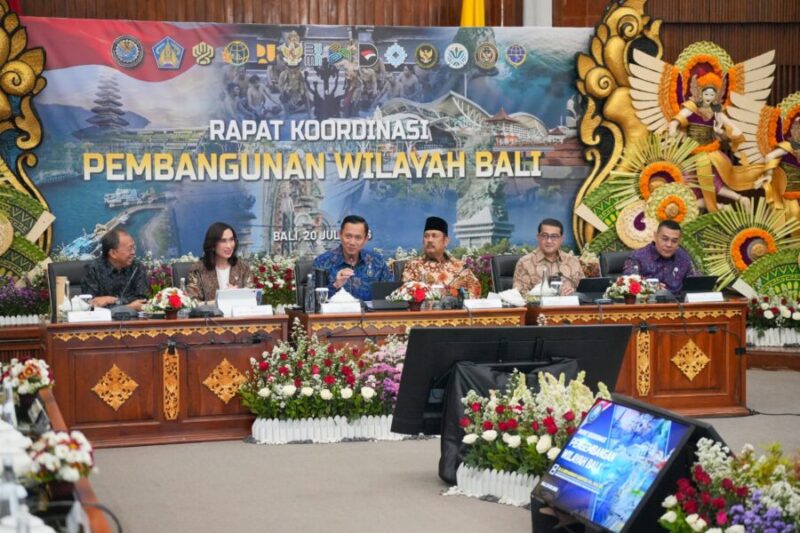 Menko Bidang Infrastruktur dan Pembangunan Kewilayahan menyampaikan arahan didampingi Menteri Perencanaan Pembangunan Nasional/Kepala Bappenas, Menteri Ekonomi Kreatif Menteri Pariwisata, Wakil Menteri Agraria dan Tata Ruang/Wakil Kepala Badan Pertanahan Nasional (BPN), serta Gubernur Bali, Wayan Koster, saat Rapat Koordinasi Pembangunan Wilayah Bali di Denpasar, Bali