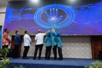 Ketua TP PKK Provinsi Sumsel bersama Wali Kota Lubuk Linggau, Ketua TP PKK Kota Lubuk Linggau, serta jajaran menempelkan telapak tangan pada layar digital saat meresmikan aplikasi Kriya Linggau di Kota Lubuk Linggau