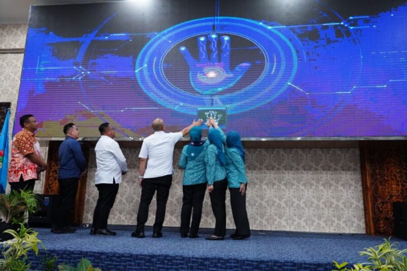 Ketua TP PKK Provinsi Sumsel bersama Wali Kota Lubuk Linggau, Ketua TP PKK Kota Lubuk Linggau, serta jajaran menempelkan telapak tangan pada layar digital saat meresmikan aplikasi Kriya Linggau di Kota Lubuk Linggau