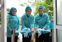 Ketua TP PKK Provinsi Sumsel memotong pita bersama Ketua TP PKK Lubuk Linggau saat meresmikan Warung PKK Kota Lubuk Linggau