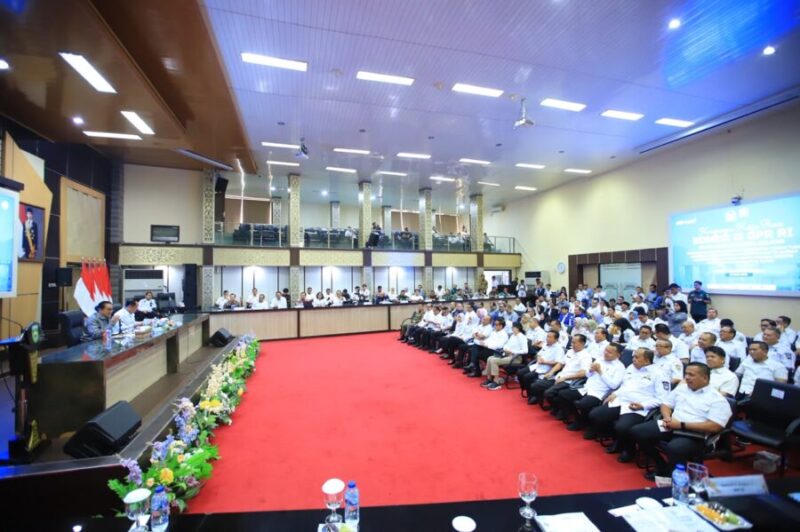 Wakil Gubernur Sumatera Selatan memaparkan capaian pembangunan dan potensi daerah saat menerima Kunjungan Kerja Reses Komisi II DPR RI yang dipimpin di Auditorium Grha Bina Praja, Palembang