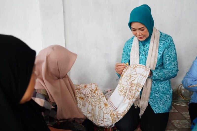 Ketua TP PKK Provinsi Sumsel memegang canting saat mencoba membatik kain berbahan pewarna alami dalam kunjungannya ke Kampung Batik Madani, Kota Lubuk Linggau