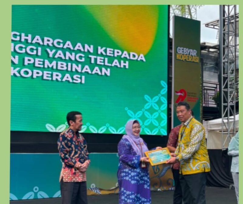 Foto Kepala Subdirektorat Pengabdian Dosen UMY, Dr. drg. Laelia Dwi Anggraini, Sp.KGA., mewakili DRP UMY menerima penghargaan dari Dinkop UKM DIY yang diberikan langsung oleh Kepala Dinkop UKM DIY, Agus Mulyono, S.P., M.T