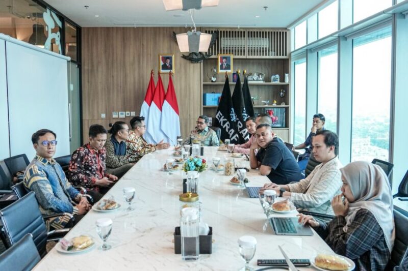 Menteri Ekonomi Kreatif, Teuku Riefky Harsya, menerima audiensi Kumparan di Kantor Kementerian Ekraf, Jakarta, Selasa (28/07/2026).