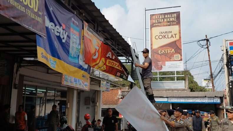 Satpol PP Pandeglang Tertibkan 100 Spanduk dan Reklame Rokok di Kawasan Tanpa Rokok Satpol PP Pandeglang Tertibkan 100 Spanduk dan Reklame Rokok di Kawasan Tanpa Rokok
