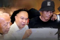 Wakil Ketua DPR RI Sufmi Dasco Ahmad menunjukkan surat komitmen untuk menyelesaikan RUU Perampasan Aset paling lambat 15 Desember 2026 yang sudah ditandatanganinya kepada pendemo. 
