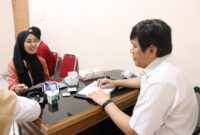 KESEHATAN : kunjungan tim kesehatan Puskesmas Danau Indah ke PT Ruby Berkah Sarirasa, perusahaan yang bergerak di bidang catering, di Desa Jatiwangi Cikarang Barat, Rabu (26/08/2026). Foto : Jaja Jaelani / Newsroom Diskominfosantik