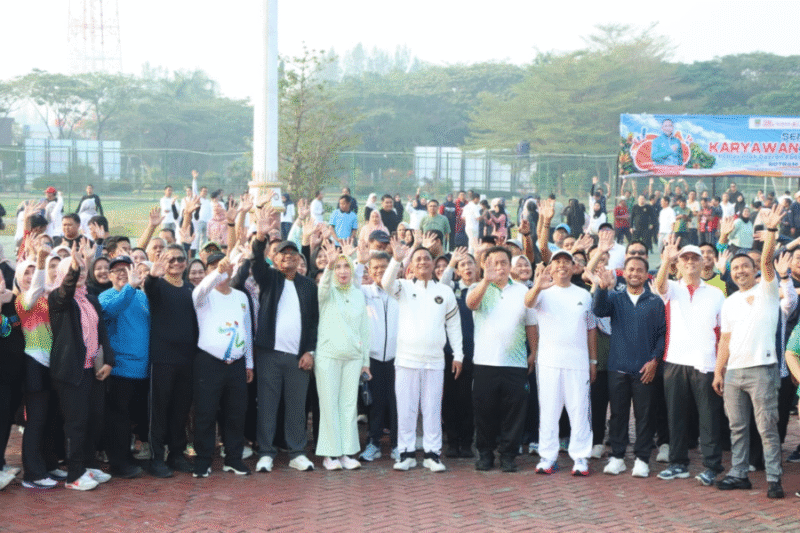 Plt. Bupati Bekasi Asep Surya Atmaja mengikuti Senam dan Botram bersama di Plaza Pemkab Bekasi Cikarang Pusat, Jum'at (31/07/2026). 