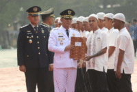 REMISI : Plt Bupati Bekasi dr Asep Surya Atmaja secara simbolis menyerahkan Surat Keputusan (SK) remisi kepada 12 perwakilan Warga Binaan Pemasyarakatan Lapas Kelas IIA Cikarang dalam rangkaian Upacara HUT ke-81 RI di Plaza Pemkab Bekasi Cikarang Pusat, pada Senin (17/8/2026).