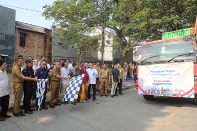 EKSPOR KECAP : Sekretaris Daerah Kabupaten Bekasi Endin Samsudin mendampingi Wakil Gubernur Jawa Barat Erwan Setiawan, Melepas Ekspor Kecap Oishii ke Belanda yang diproduksi oleh PT. Oishii Food Indonesia. Bertempat di Desa. Karang Satria, Kecamatan Tambun Utara. Senin, (24/08/2026)