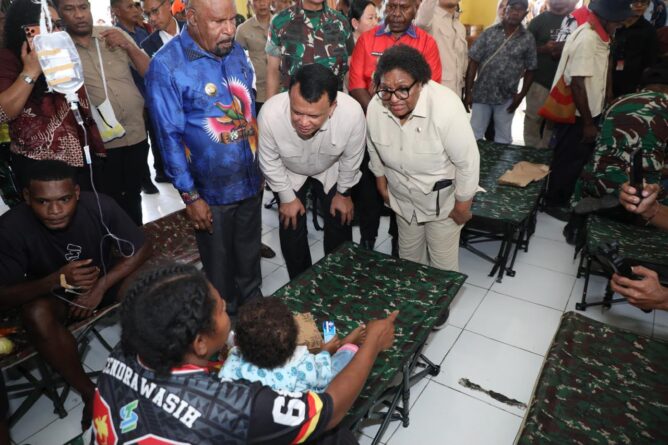 Wamendagri Ribka Haluk Turun Langsung Tinjau Penanganan Dugaan Keracunan MBG di Kabupaten Jayapura