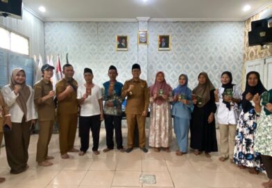Kades Serahkan Buku Nikah Kepada Tujuh Pasangan Warga Sindangheula Usai Ikuti Program Isbat Nikah Kades Serahkan Buku Nikah Kepada Tujuh Pasangan Warga Sindangheula Usai Ikuti Program Isbat Nikah