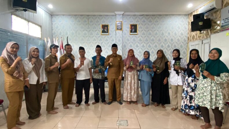 Kades Serahkan Buku Nikah Kepada Tujuh Pasangan Warga Sindangheula Usai Ikuti Program Isbat Nikah Kades Serahkan Buku Nikah Kepada Tujuh Pasangan Warga Sindangheula Usai Ikuti Program Isbat Nikah