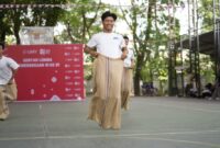 Lomba Balap Karung dalam rangkaian semarak HUT ke-81 RI di UMY yang diikuti oleh civitas academica UMY