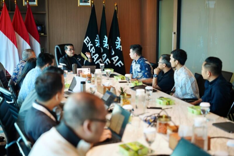 Menteri Ekonomi Kreatif/Kepala Badan Ekonomi Kreatif (Ekraf), Teuku Riefky Harsya (tengah), berdialog dengan CEO KreasiKita, Ivan Handryks Sitanaya (keempat kanan) saat menerima audiensi PT Inovasi Solusi Cerdas (KreasiKita) di Kantor Kementerian Ekonomi Kreatif, Jakarta, Kamis (13/08/2026).