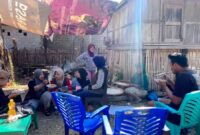 Foto tim KKN PENA 11 UMY saat membersamai warga Sambi Rampas di posko pengungsian