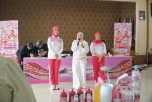 Lidyawati Cik Ujang Beri Semangat Peserta Lomba Masak: Masakan Lezat Cermin Cinta Keluarga Lidyawati Cik Ujang Beri Semangat Peserta Lomba Masak: Masakan Lezat Cermin Cinta Keluarga